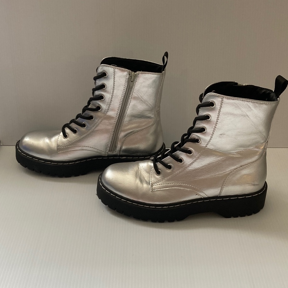 Sincerely Jules Harley Boots Lace Up Silver Metallic Size 8.5M Combat Platform
